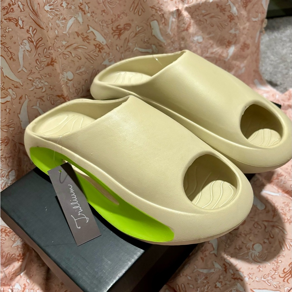 NET Trillium slides women’s size 9